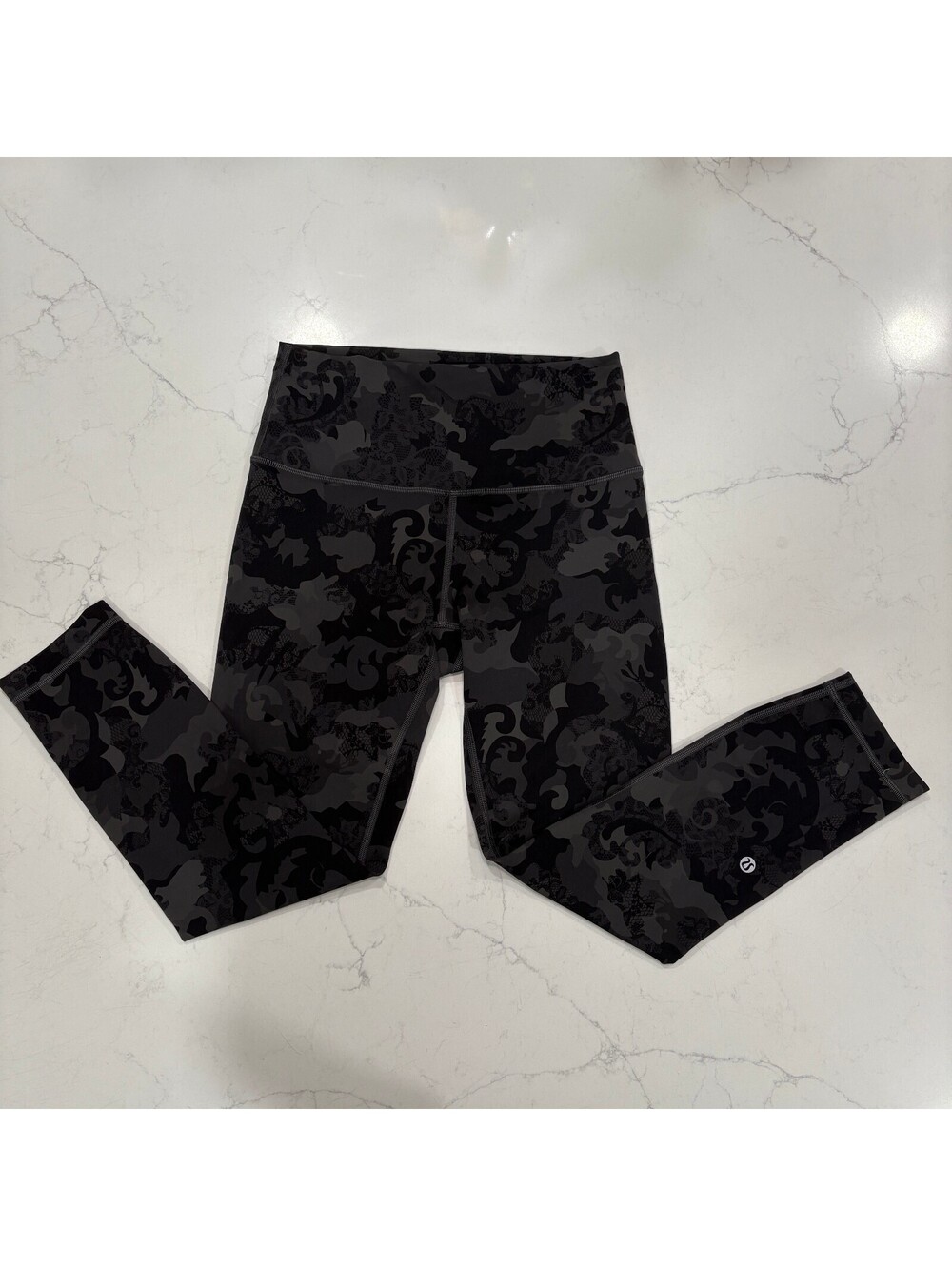 Lululemon Black Camo Floral High Rise Crop Leggings Women's Size 6 Yoga